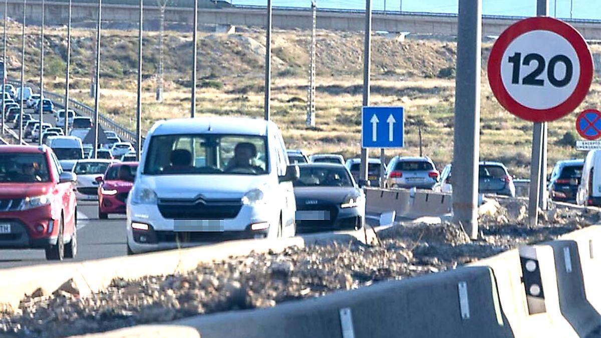 El accidente ha provocado retenciones kilométricas.