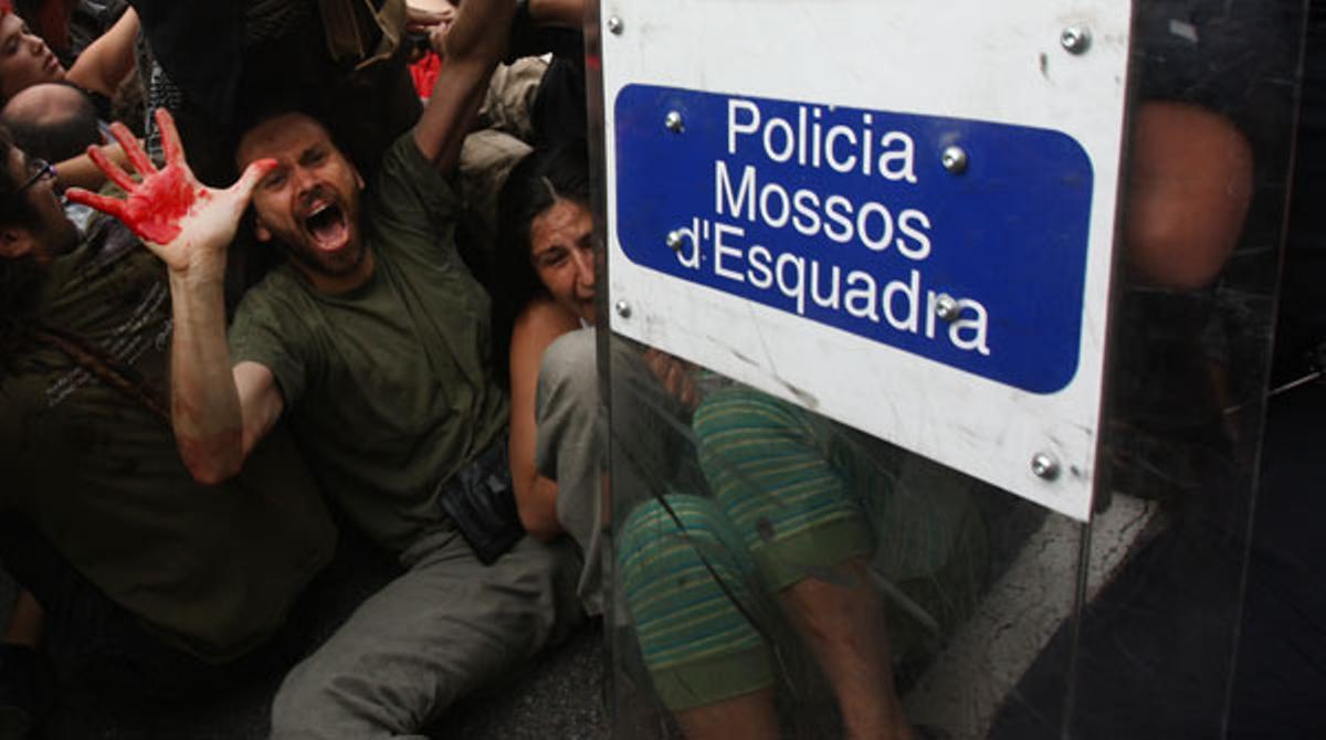 Les forces de l’ordre desallotgen els indignats de la plaça de Catalunya, el 27 de maig passat.