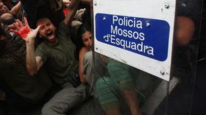 Les forces de l’ordre desallotgen els indignats de la plaça de Catalunya, el 27 de maig passat.