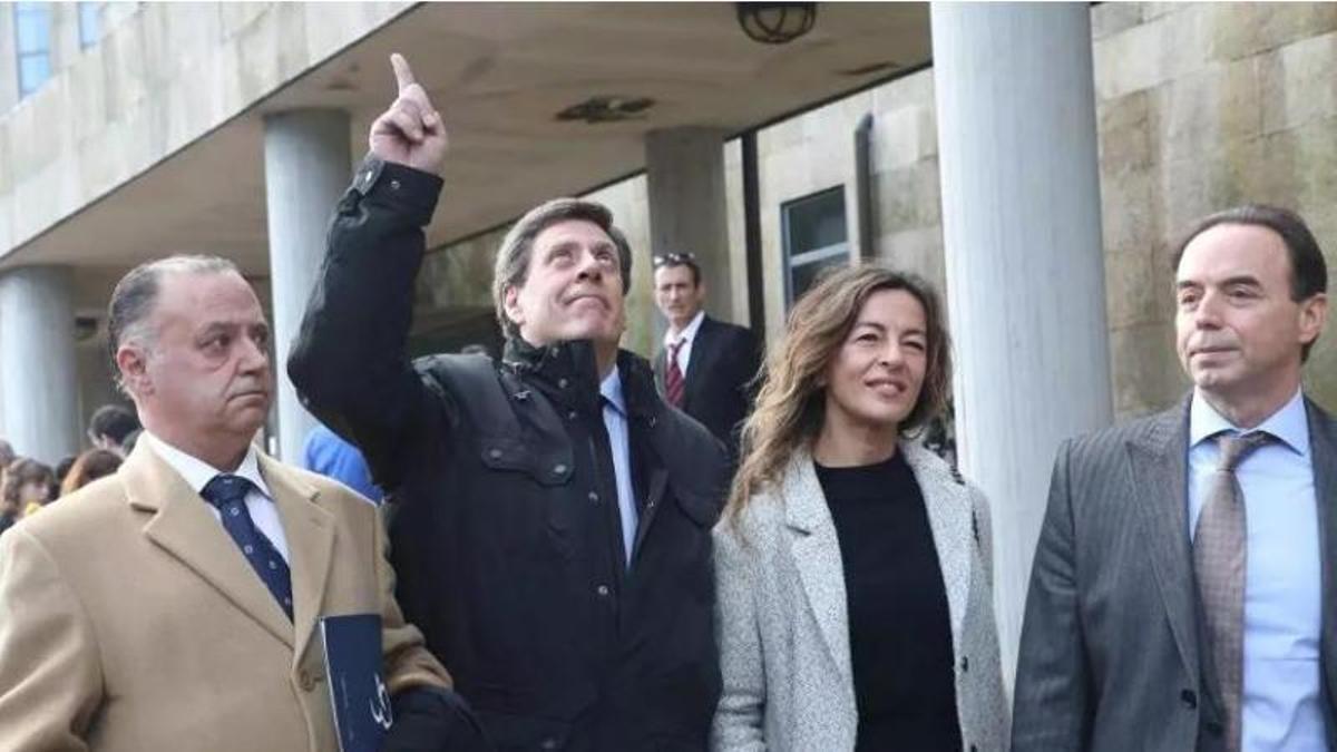 Juan Carlos Quer, el pare de Diana, juntament amb els seus advocats, assenyalant el cel el dia que es va fer públic el veredicte