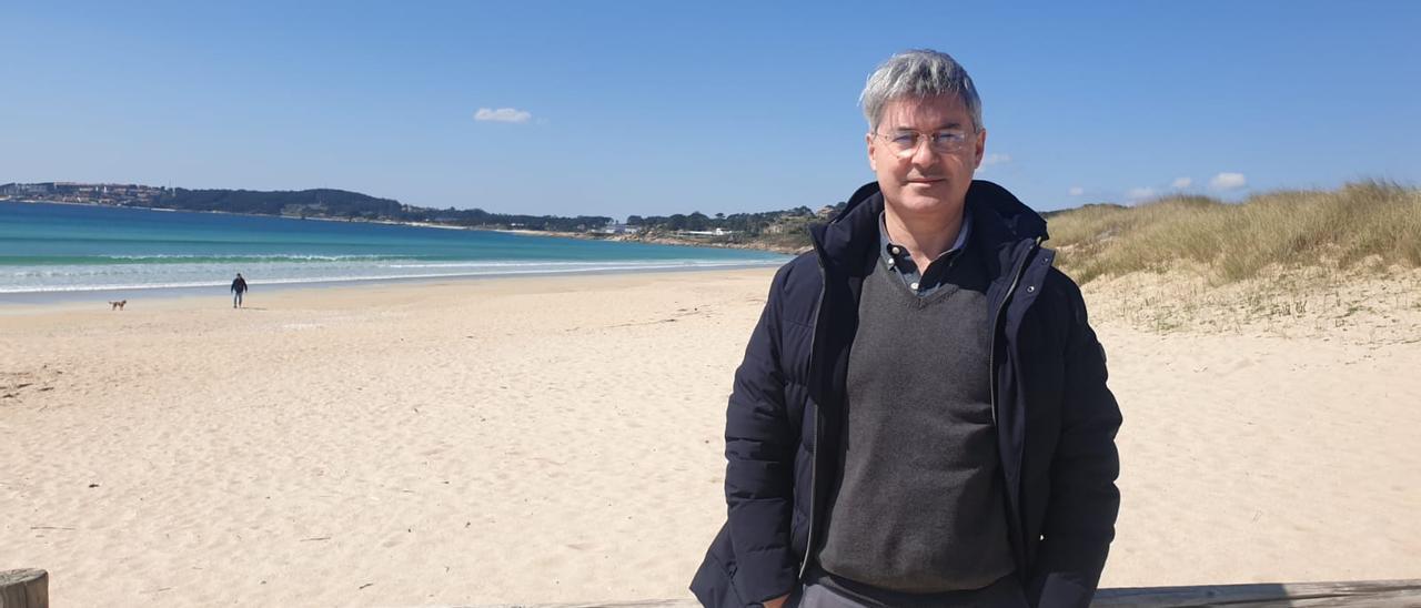 José Antonio Cacabelos Rico, el alcalde de O Grove, en la playa de A Lanzada.