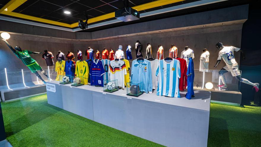 Camisetas de algunas selecciones campeonas del mundo que se pueden ver en la exposiciÃ³n.