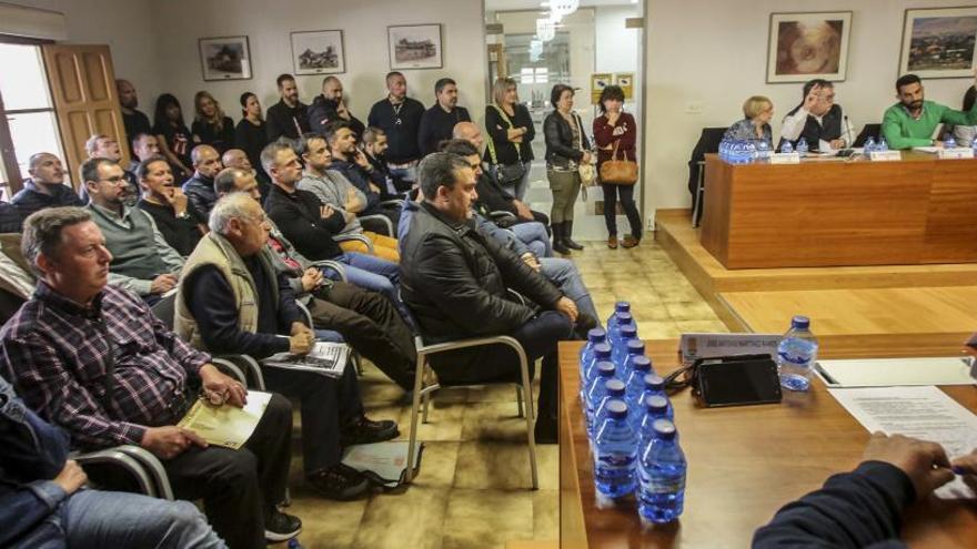 Protesta pasiva en el pleno de policías locales que renuncian a horas extra si no cobran una productividad