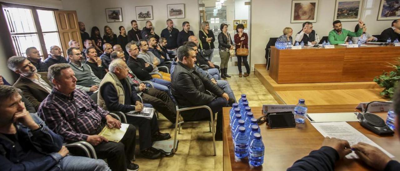 Protesta pasiva en el pleno de policías locales que renuncian a horas extra si no cobran una productividad