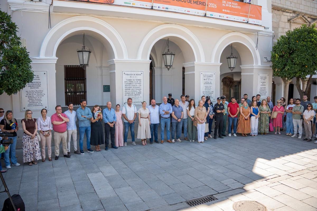 Cocentración silenciosa por Venezuela en el Ayuntamiento de Mérida, con representantes de los grupos parlamentarios de Extremadura.