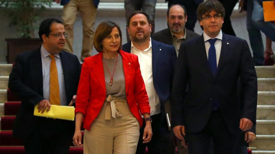 Carme Forcadell, con Carles Puigdemont y Oriol Junqueras.