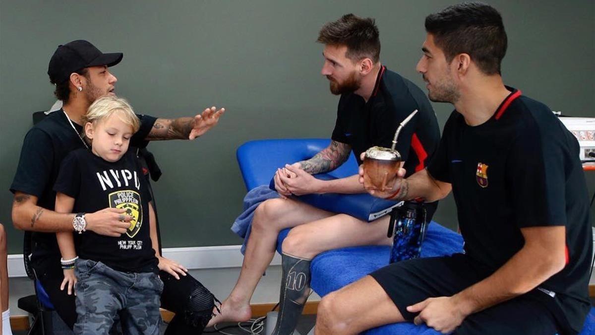 Neymar, acompañado de su hijo, visita a Messi y Suárez en la ciudad deportiva del Barça.