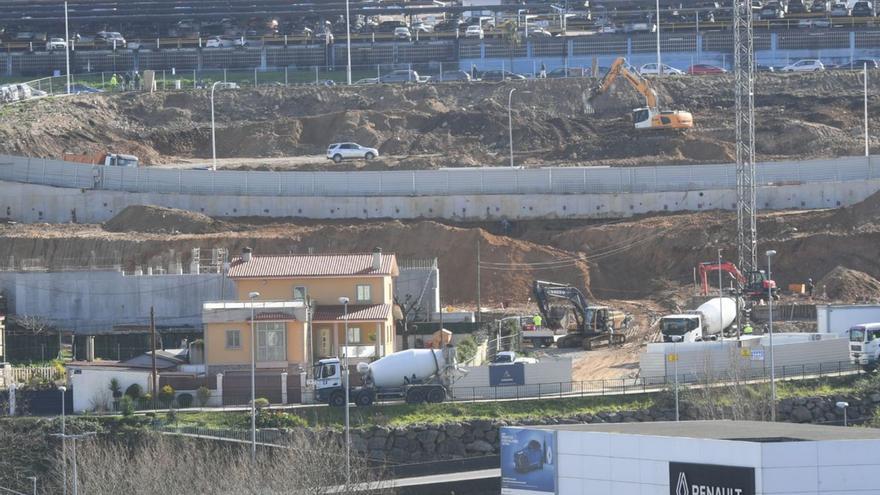 Máquinas, ayer, trabajan en las dos parcelas de Residencial Casablanca, y promoción Célere Eirís, en rúa de Ferrer. | Carlos Pardellas | | LA OPINIÓN