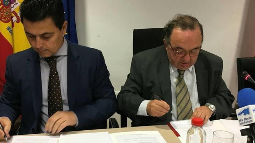 Luengo y Orihuela firman el convenio de la nueva sede.