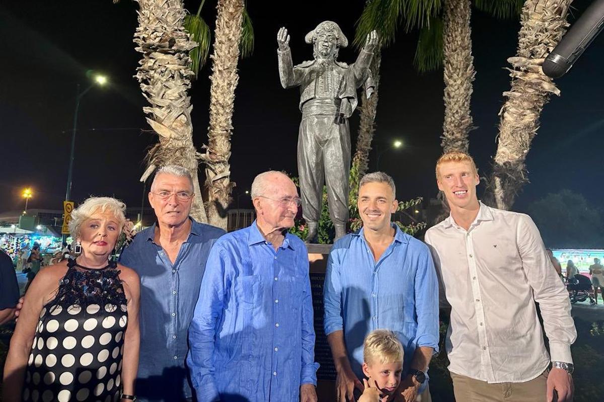 Porras, Sarriá, De la Torre, Vega y Díaz, ante el monumento de El Pulga, en el Real.