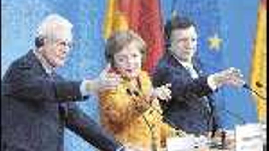 Angela Merkel, entre Durao Barroso (Dcha) y Hans-Gert Pottering, tras la firma de la Declaración de Berlín. / EFE