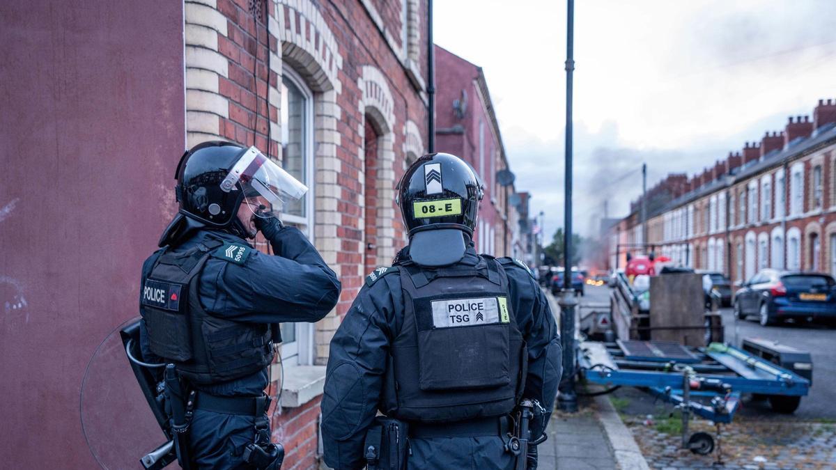 Policías antidisturbios en Belfast.