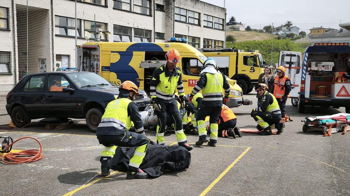 En imágenes: así fue el simulacro de accidente vivido en el instituto Galileo Galilei, de Navia