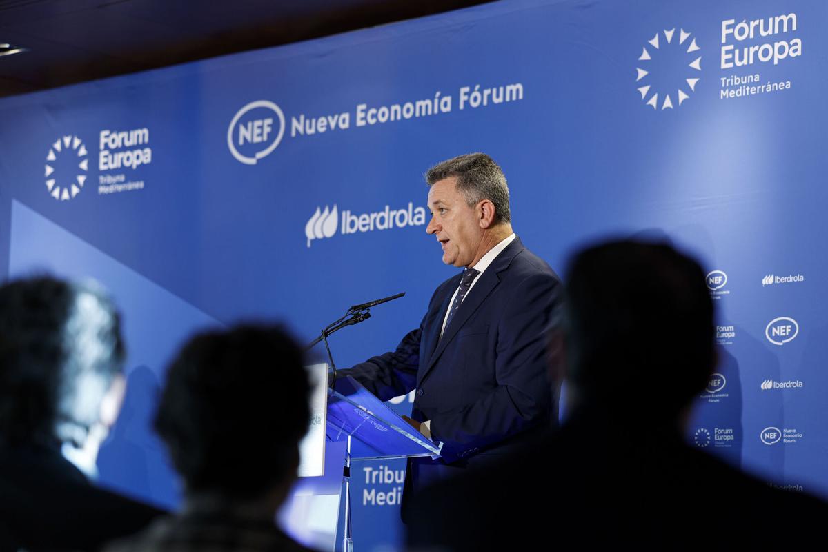 GRAFCVA2126. VALÈNCIA, 16/02/2026.- El vicepresidente tercero del Consell, Vicente Martínez Mus, interviene en el Fórum Europa-Tribuna Mediterránea, presentado por el president de la Generalitat, Juanfran Pérez Llorca. En la imagen Pérez Llorca saluda a Martínez Mus a su llegada al acto. EFE/Ana Escobar