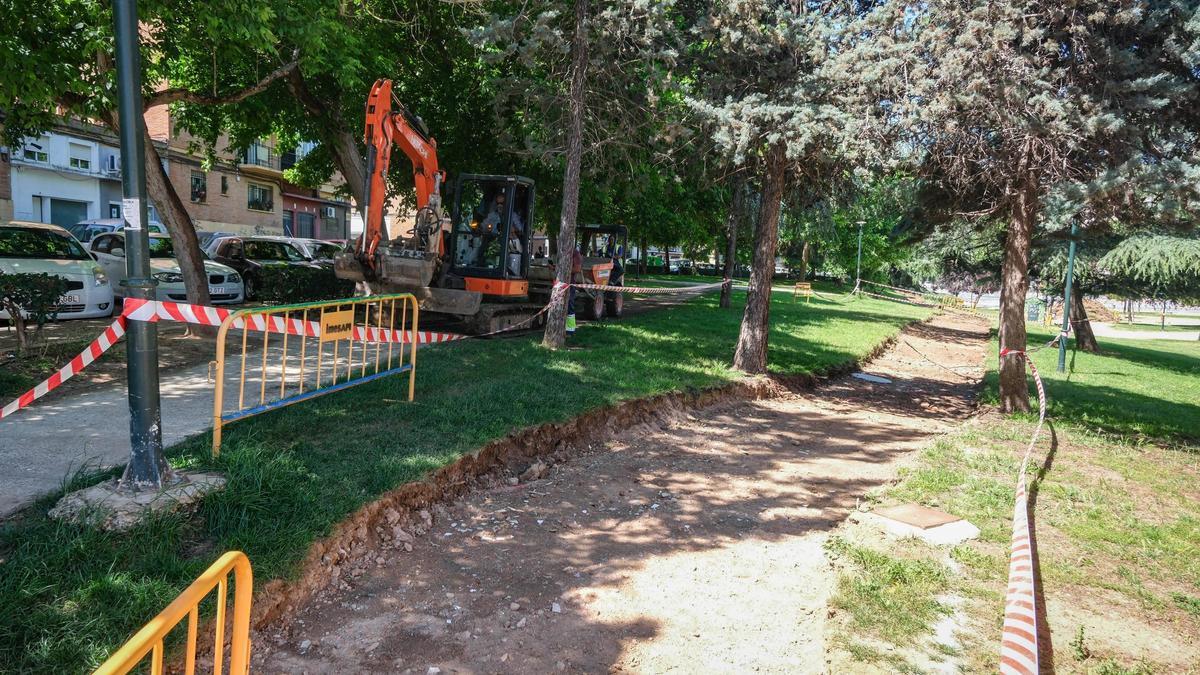 El trazado excavado en el talud del parque de puerta Pilar por donde discurrirá el carril-bici turístico.