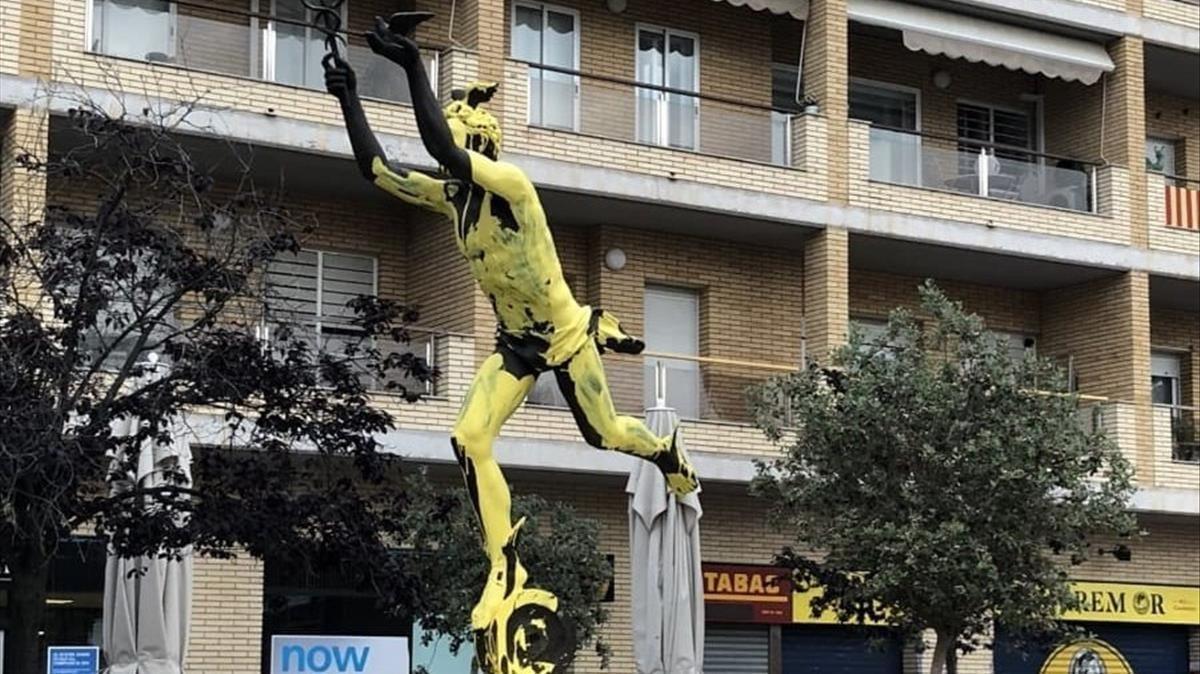 El monumento a Miquel Biada, punto de inicio de la marcha unionista, pintado de amarillo. El monumento a Miquel Biada, punto de inicio de la marcha unionista, pintado de amarillo.