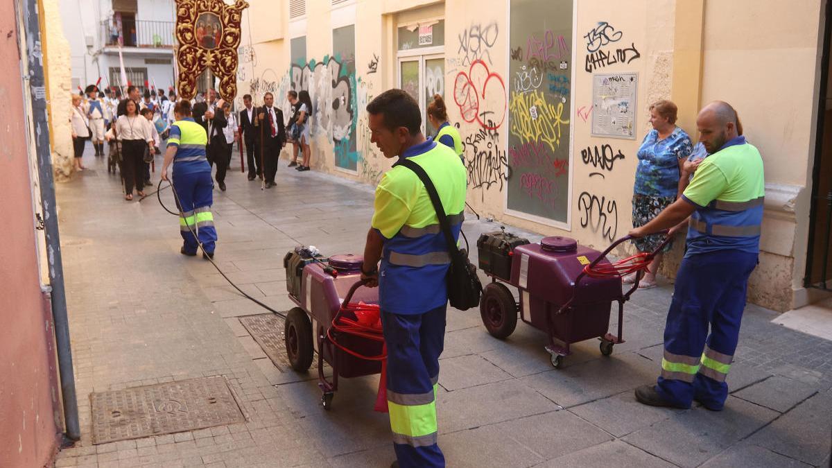 Operarios de Limasa en plena faena.