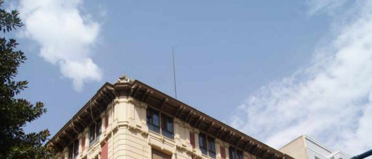 Edificio de viviendas de
Sánchez Sedeño, en Alicante, 
y Puerta Llana, de Haan, 
en Toledo. svb