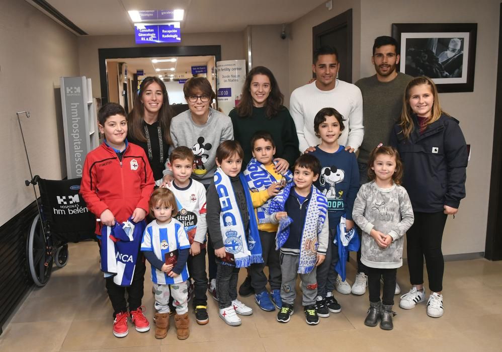 Dos futbolistas del primer equipo -David Simón y Eneko Bóveda-, junto a tres jugadoras del Deportivo Abanca -Cris, Laura y Miriam- visitam a los niños hospitalizados.