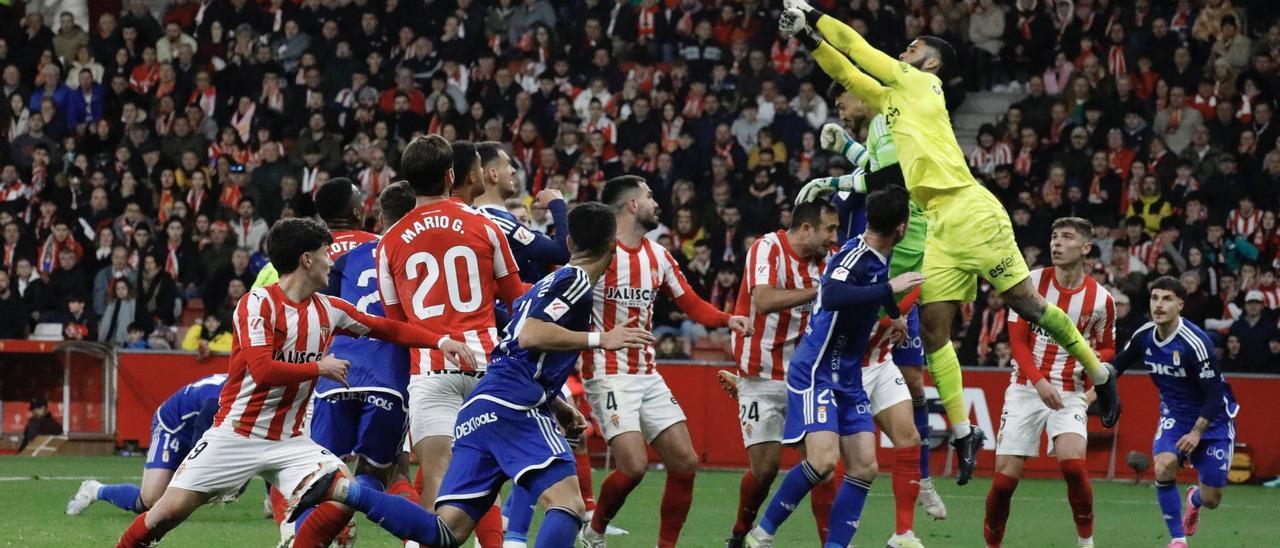 Christian Joel despeja de puños un ataque a la desesperada del Oviedo en los últimos instantes del partido, en el que participa incluso el portero Leo Román, rodeado de los rojiblancos Pablo García, Izquierdoz, Insua, Mario González, Otero y Queipo y de los azules Alemão, Masca, Calvo, Colombatto, Borja Sánchez y Seoane.