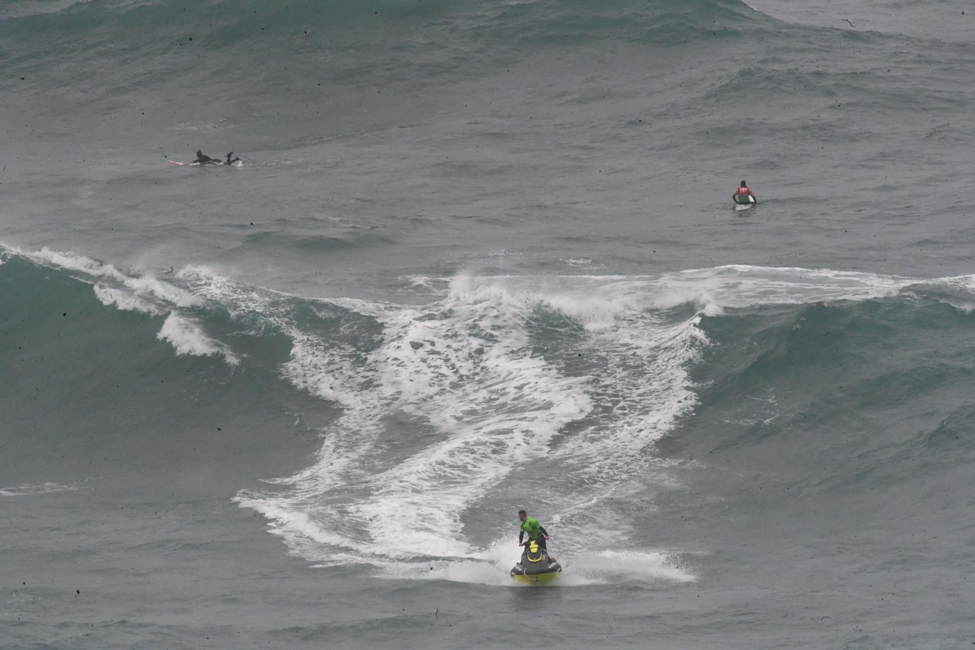 Coruña Big Waves 2022 | Primera toma de contacto de los surfistas con las olas