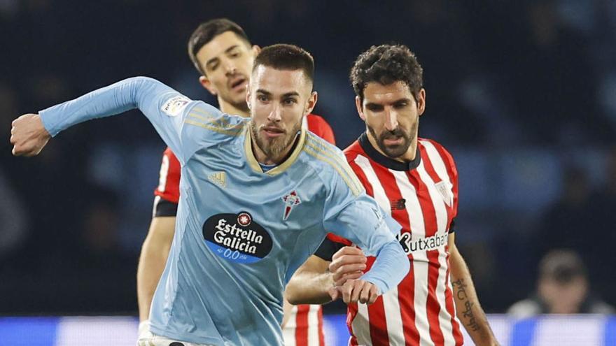 Mingueza conduce la pelota ante Raúl García en la  última visita del Athletic a Balaídos. // ALBA VILLAR