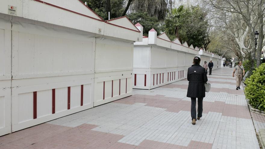 Cánovas instala las casetas del mercado de Semana Santa