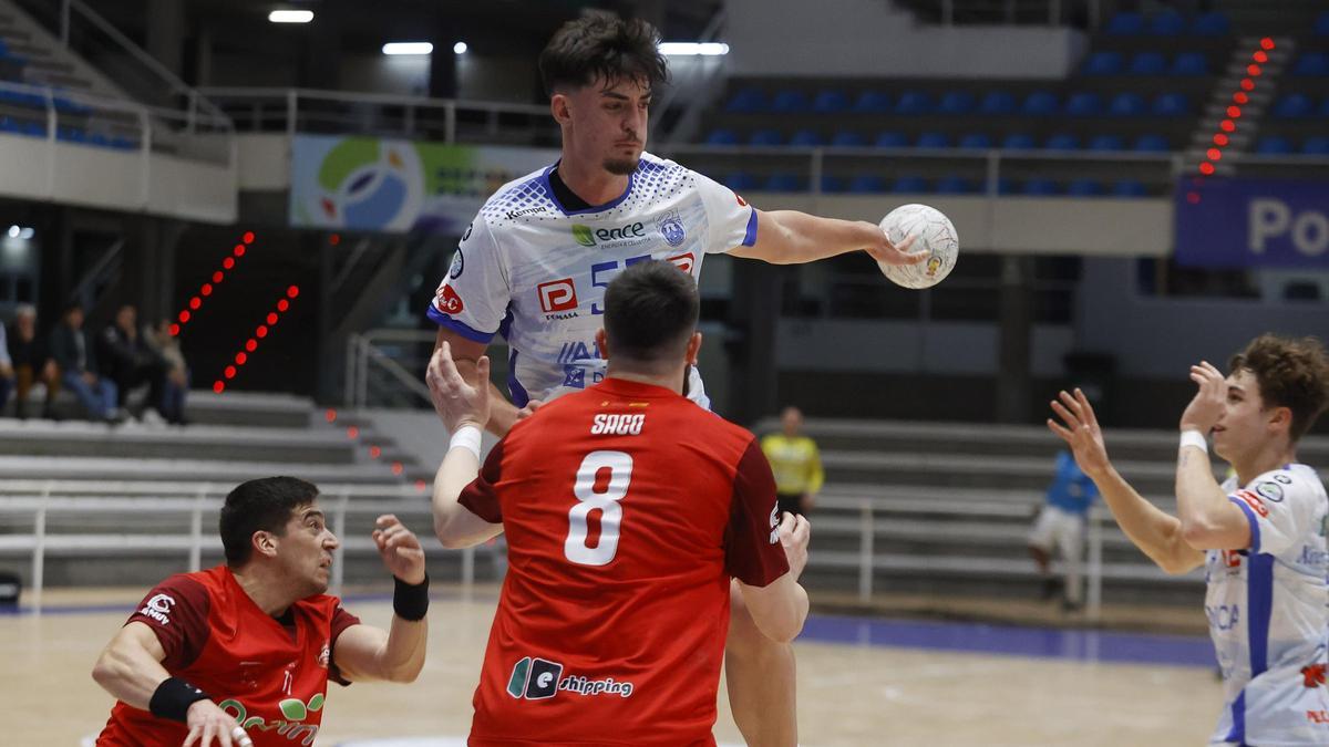 Marko Ojeda habilita a sus compañeros en el partido entre el Cisne y el Proin Triana.