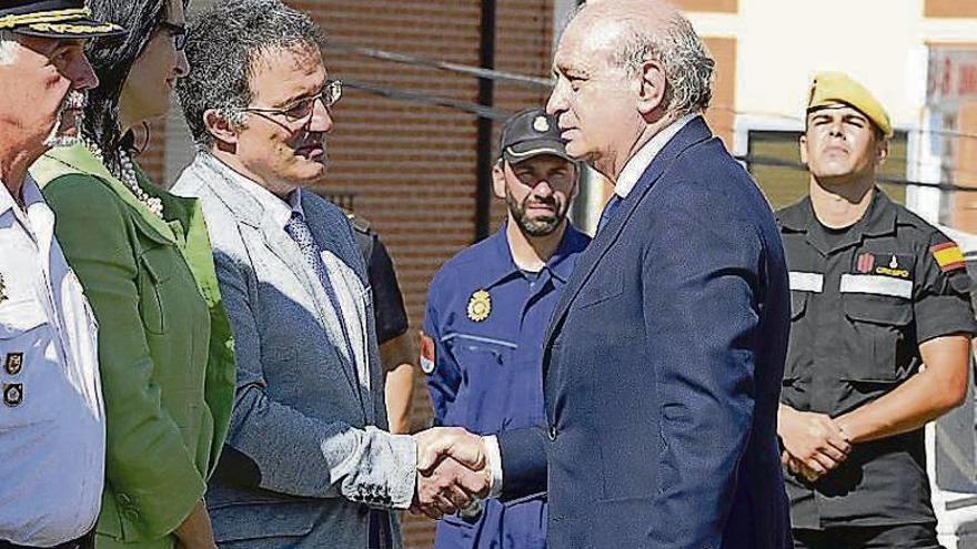 El ministro del Interior saluda al alcalde de Astorga.