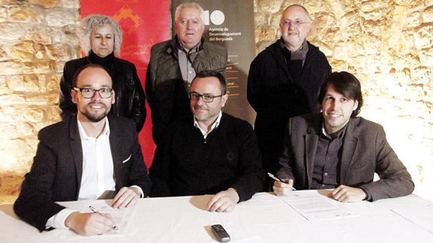 Signatura del conveni entre representants berguedans i de la Diputació al monestir de Sant Llorenç, ahir