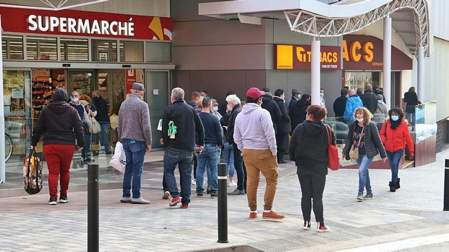 Francesos al Pertús i la Jonquera en el primer dia sense confinament a França