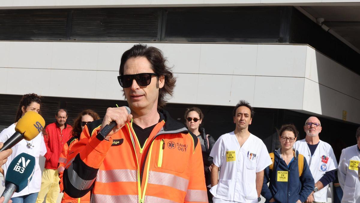 David Fernández, portavoz de Simebal durante la primera jornada de huelga de médicos en Ibiza.
