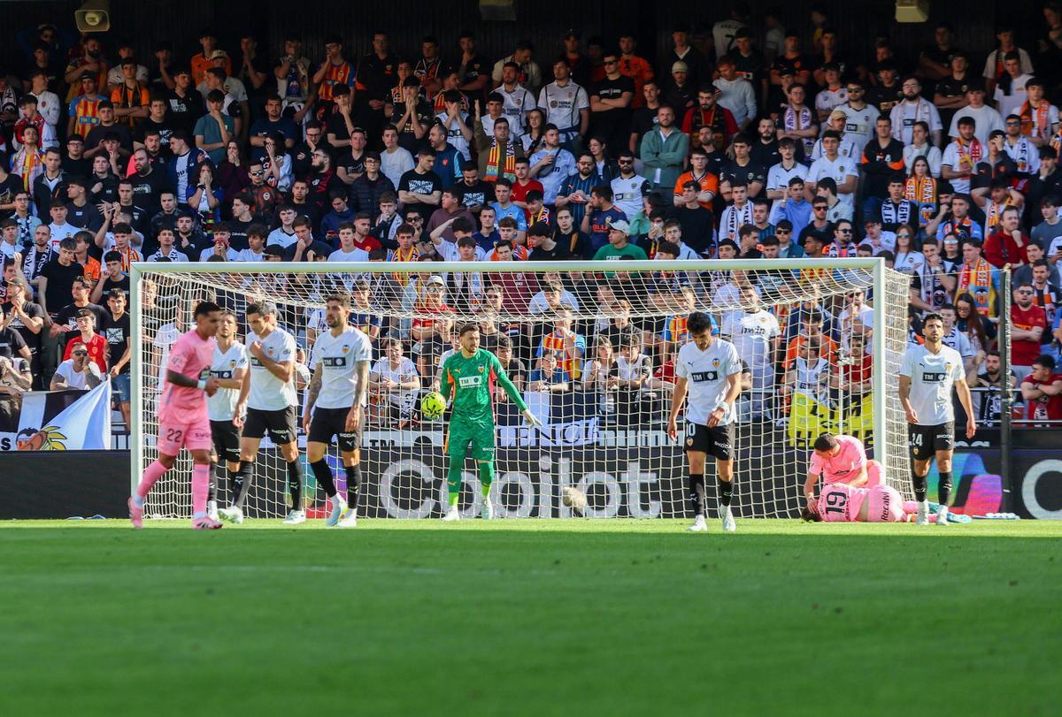 Los jugadores del Valencia CF, hundidos tras uno de los goles del Celta.