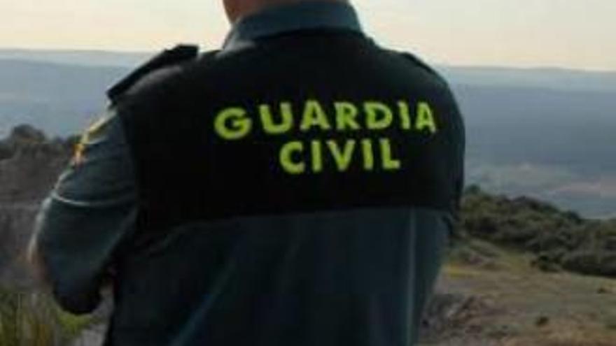 La Guardia Civil colabora en el reparto por toda Canarias del material de protección recibido