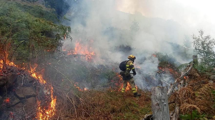 Las lluvias extinguen los incendios que quedaban en Lena y el parque de Redes, en Caso