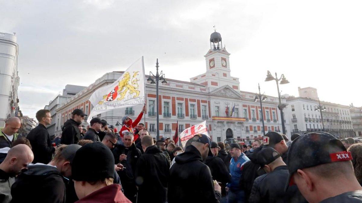 Los aficionados del Ajax 'tomaron' la Puerta del Sol