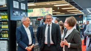 El conseller de Empresa i treball, Miquel Sàmper (en el centro), con la presidenta de Mercabarna, Raquel Gil, y el director general de Transgourmet, Lluís Labairu, durante la visita al nuevo Gros Mercat de Mercabarna, este lunes.