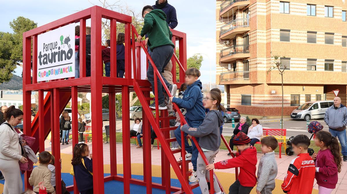 Entre los juegos del parque figuran un cadafal con tobogán incorporado.
