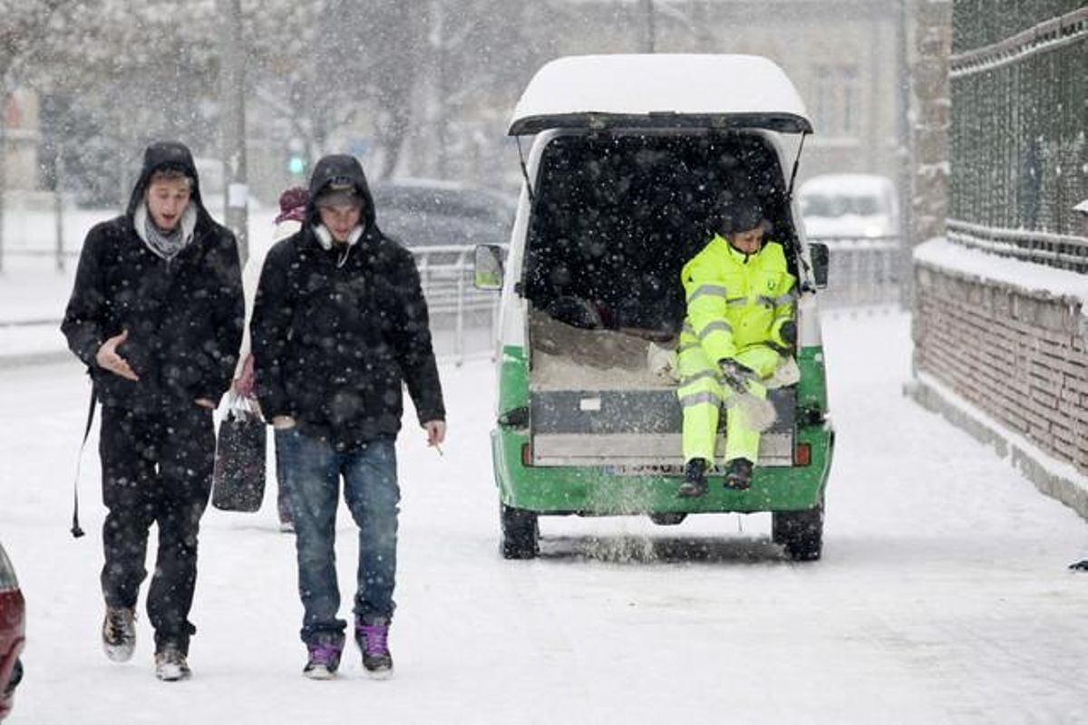 Una operària de l’Ajuntament de Vitòria llença sal a les voreres per evitar que es formi gel després de la nevada que ha caigut dimarts a la nit. Els termòmetres han registrat temperatures mínimes de 8 graus sota  zero tant a Àlaba com a Guipúscoa.
