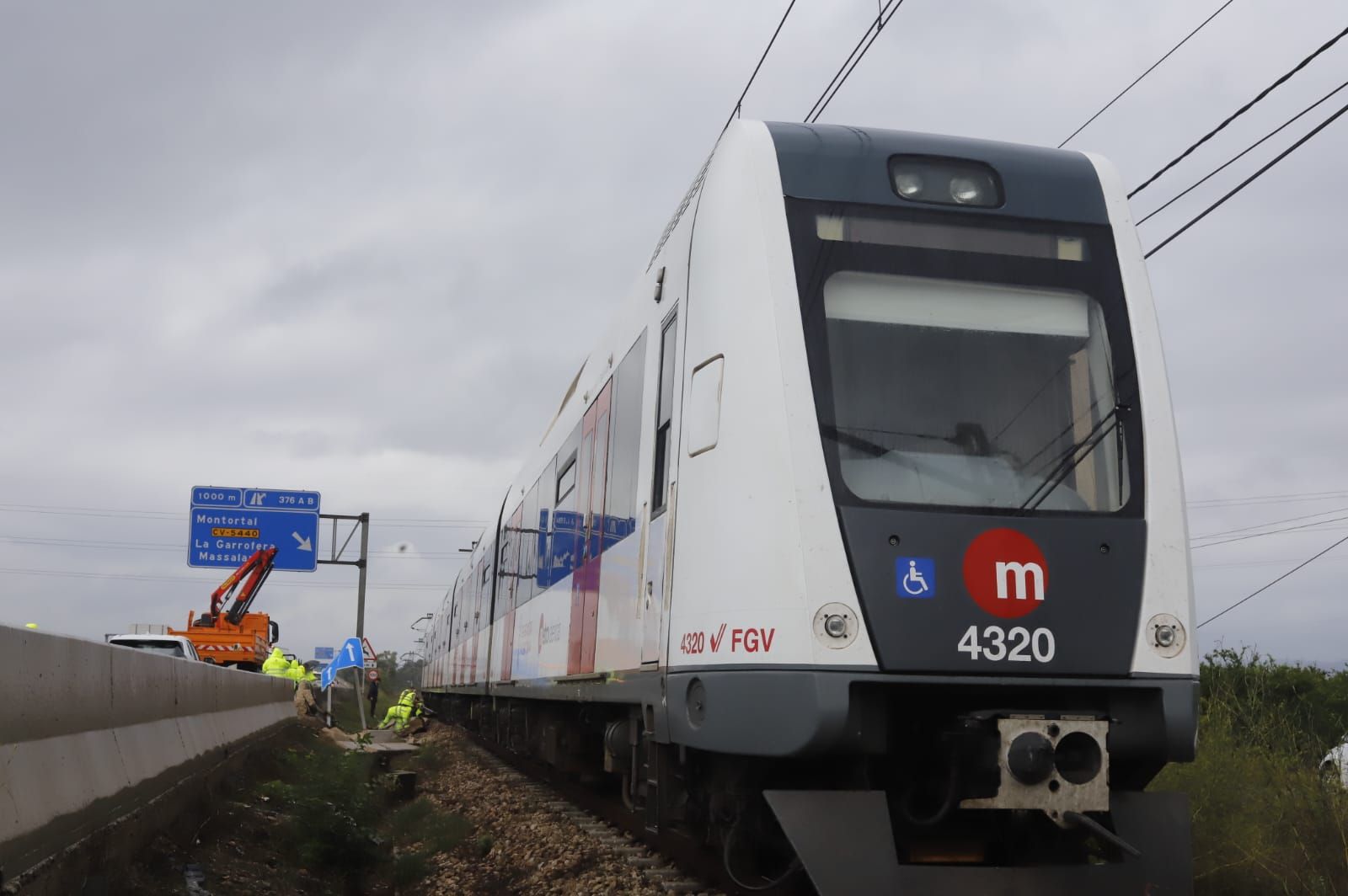 Sin línea de metro y la A-7 cortada tras el choque de un camión con un muro en l'Alcúdia