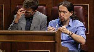 Íñigo Errejón y Pablo Iglesias, en la sesión de investidura del 31 de agosto.