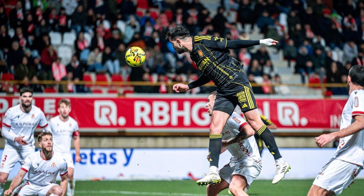 Insua, el central que más ha jugado en esta temporada, remata de cabeza ante la Cultural.