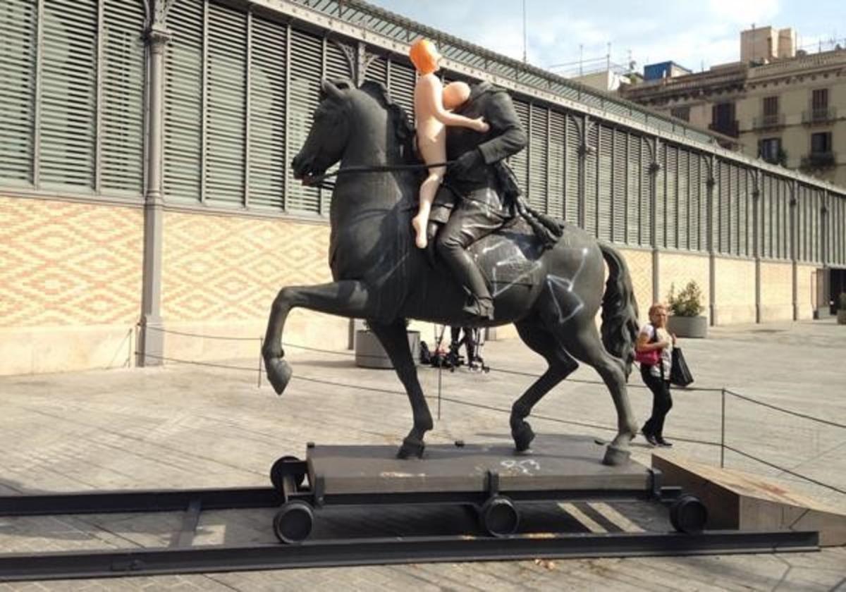 Barcelona 18 10 2016 Una muneca hinchable en la estatua del decapitado Franco