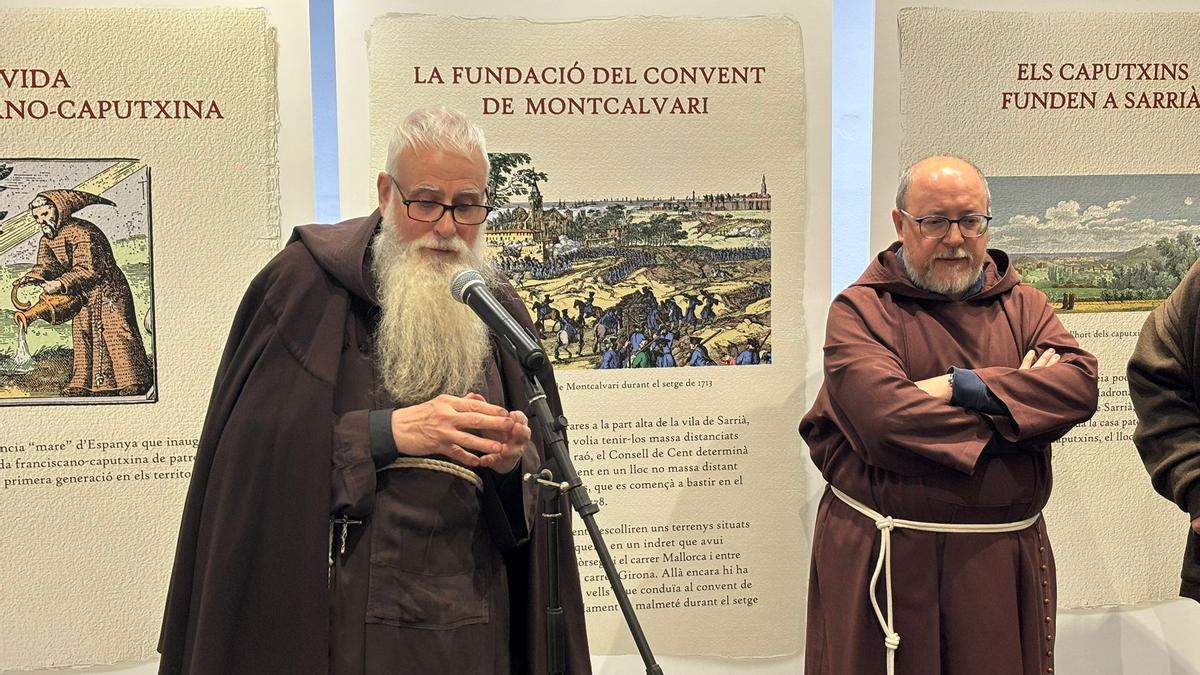 Fr. Valentí Serra presenta la mostra durant la inauguració aquest dimarts a Igualada