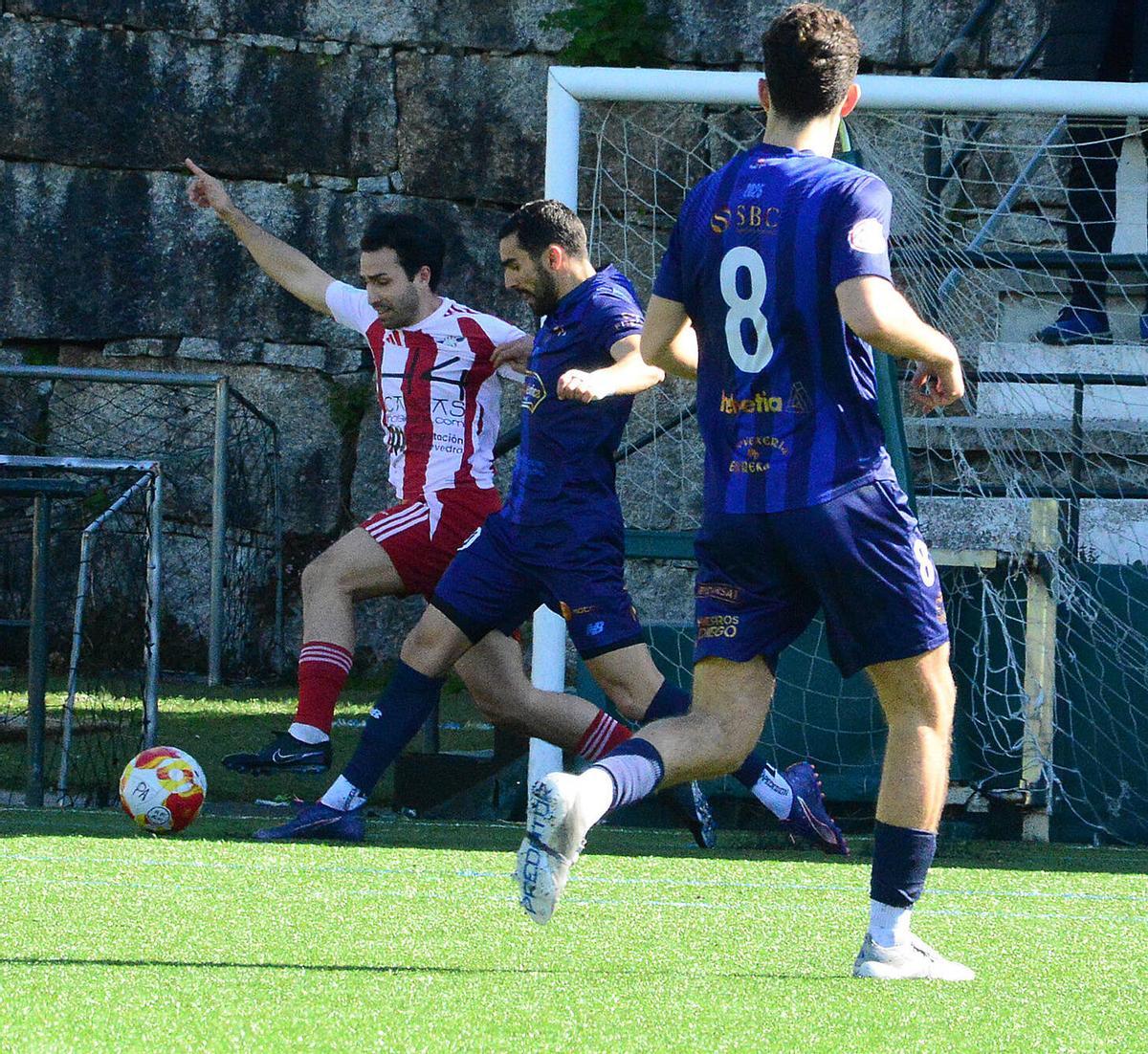 Guille en una acción del partido contra el Estradense.