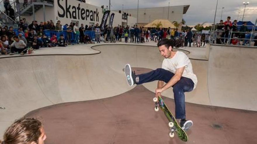 Santa Pola disfruta con el «skate park»