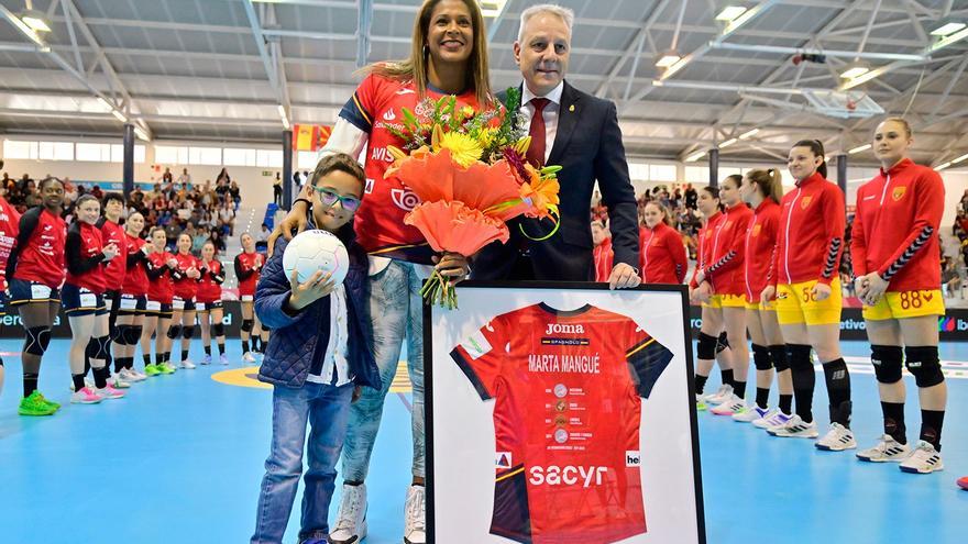 Las Guerreras, con la grancanaria Sayna Mbengue como MVP, bate a Macedonia del Norte en la tierra del seleccionador Ambros Martín (24-20)