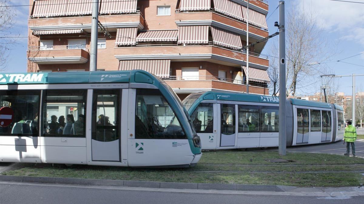 Tramvia La linea de tranvía T6 que pasa por la rambla de la Mina