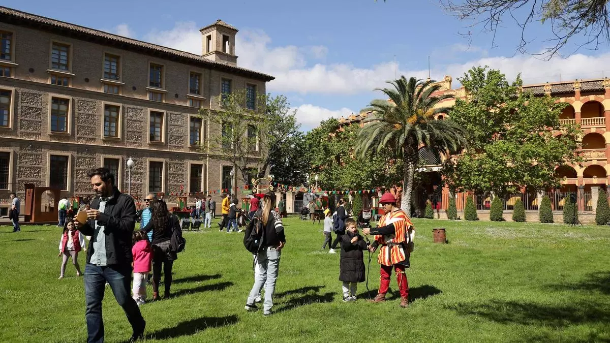 Títeres y magia por el Día de Aragón: María Moliner y Goya compiten en la fiesta de San Jorge