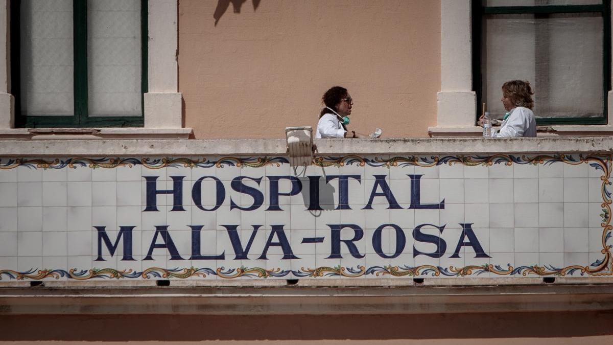 Dos sanitarias, en el hospital de la Malva-rosa.